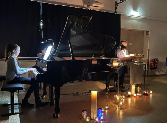 Klaviermusik im weihnachtlichen Kerzenschein