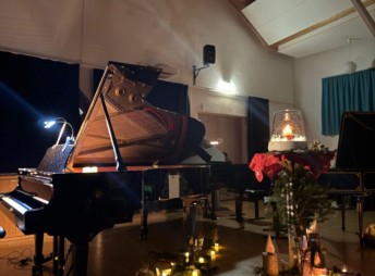 Klaviermusik im Kerzenschein